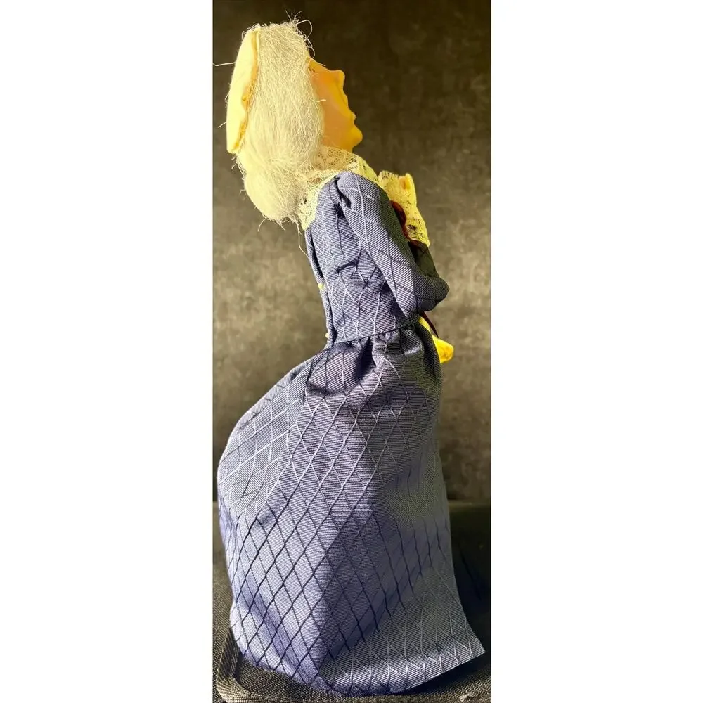 Byers Choice 2000 Exclusive Williamsburg Elderly Woman Signed Byers and Dated